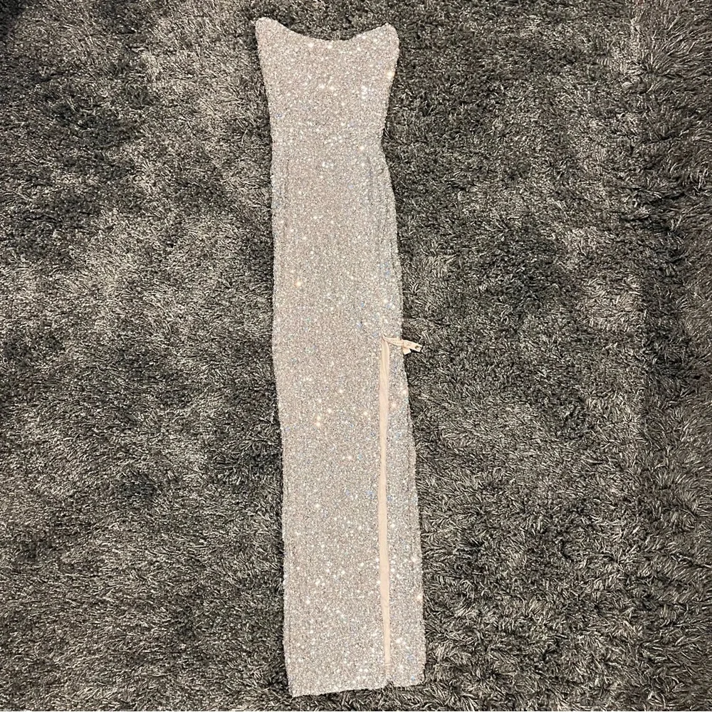 🌸NWOT OH POLLY JASELLA SILVER SEQUIN MAX DRESS SIZE 0🌸 - Picture 3 of 4